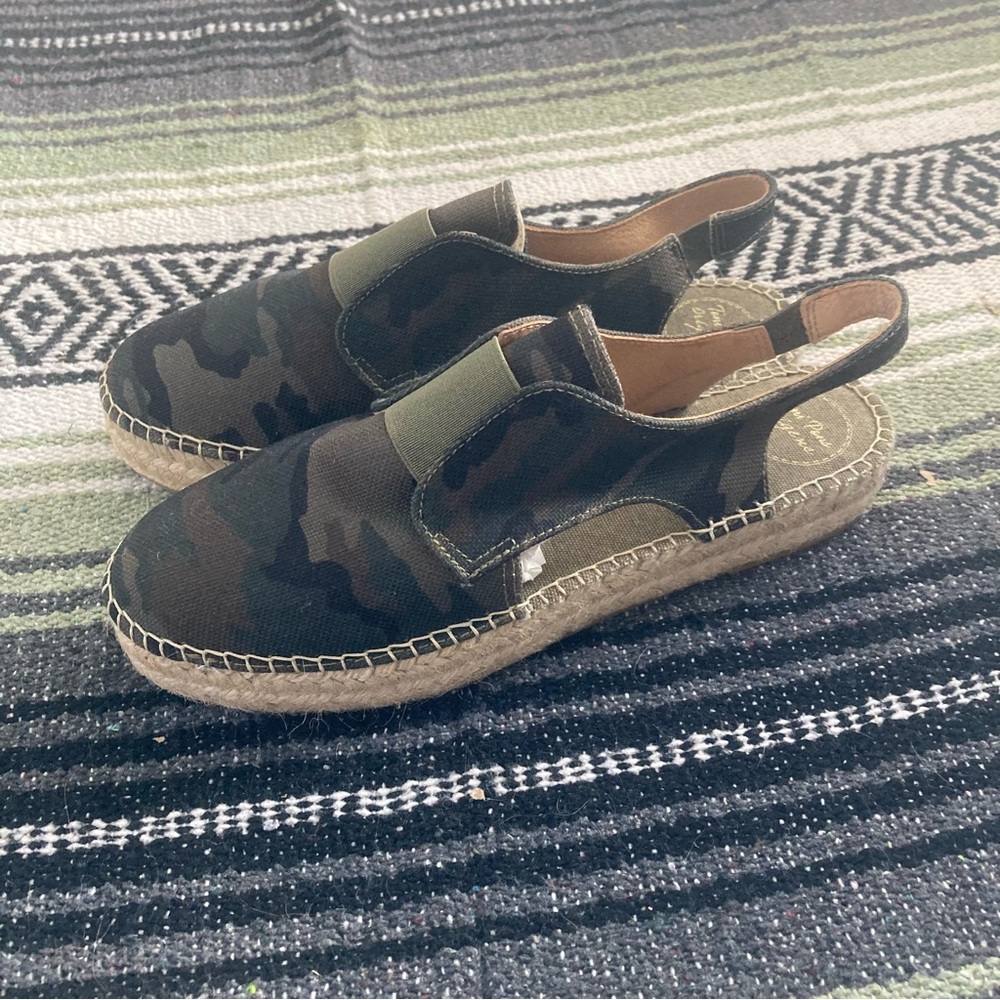 NEW toni pons camo espadrille with closed toe and sling back. Jute sole.
